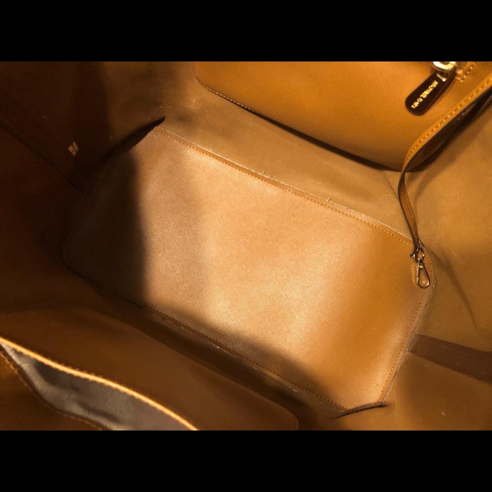 Michael Kors Large Tote - Picture 6 of 8